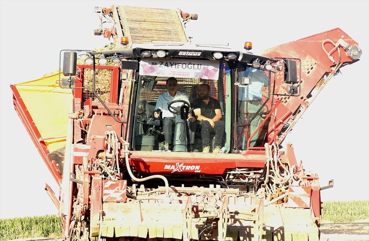 Eskişehir Milletvekili Fatih Dönmez, çiftçilerle pancar hasadına katıldı