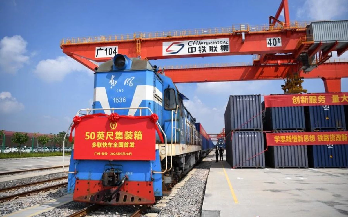 Çin\'de 50 Metrelik Konteynerlerle Yük Taşımacılığı Başladı