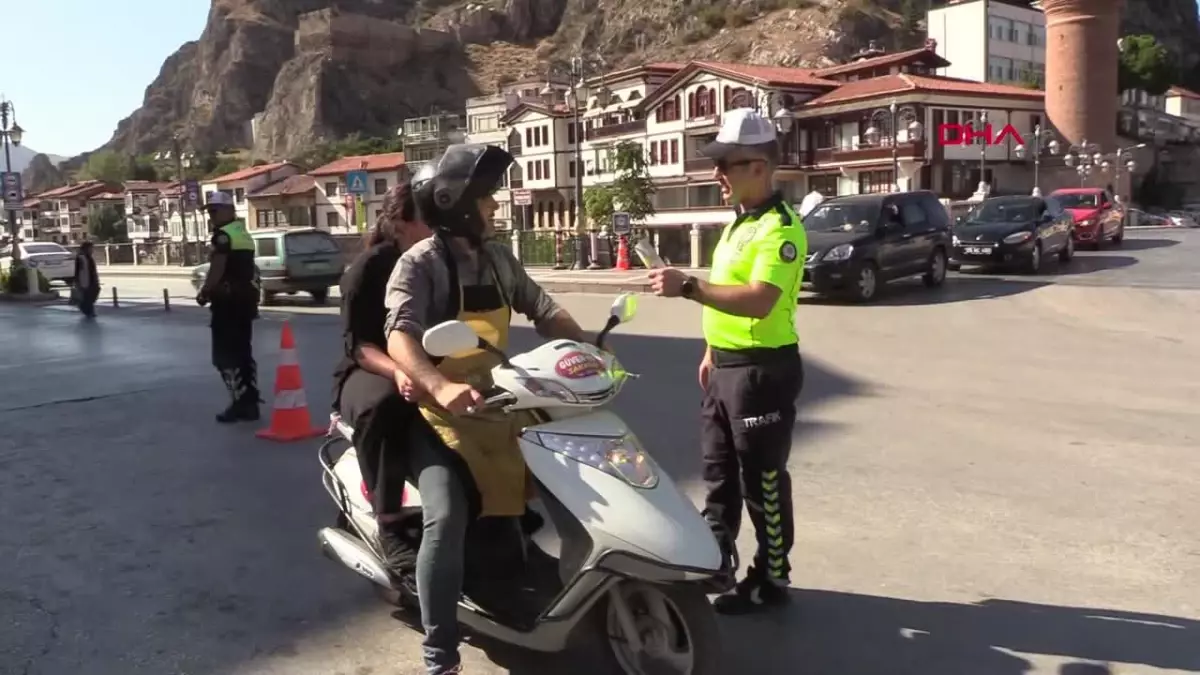 Amasya\'da Kasksız Motosiklet Sürücülerine Kask Dağıtıldı