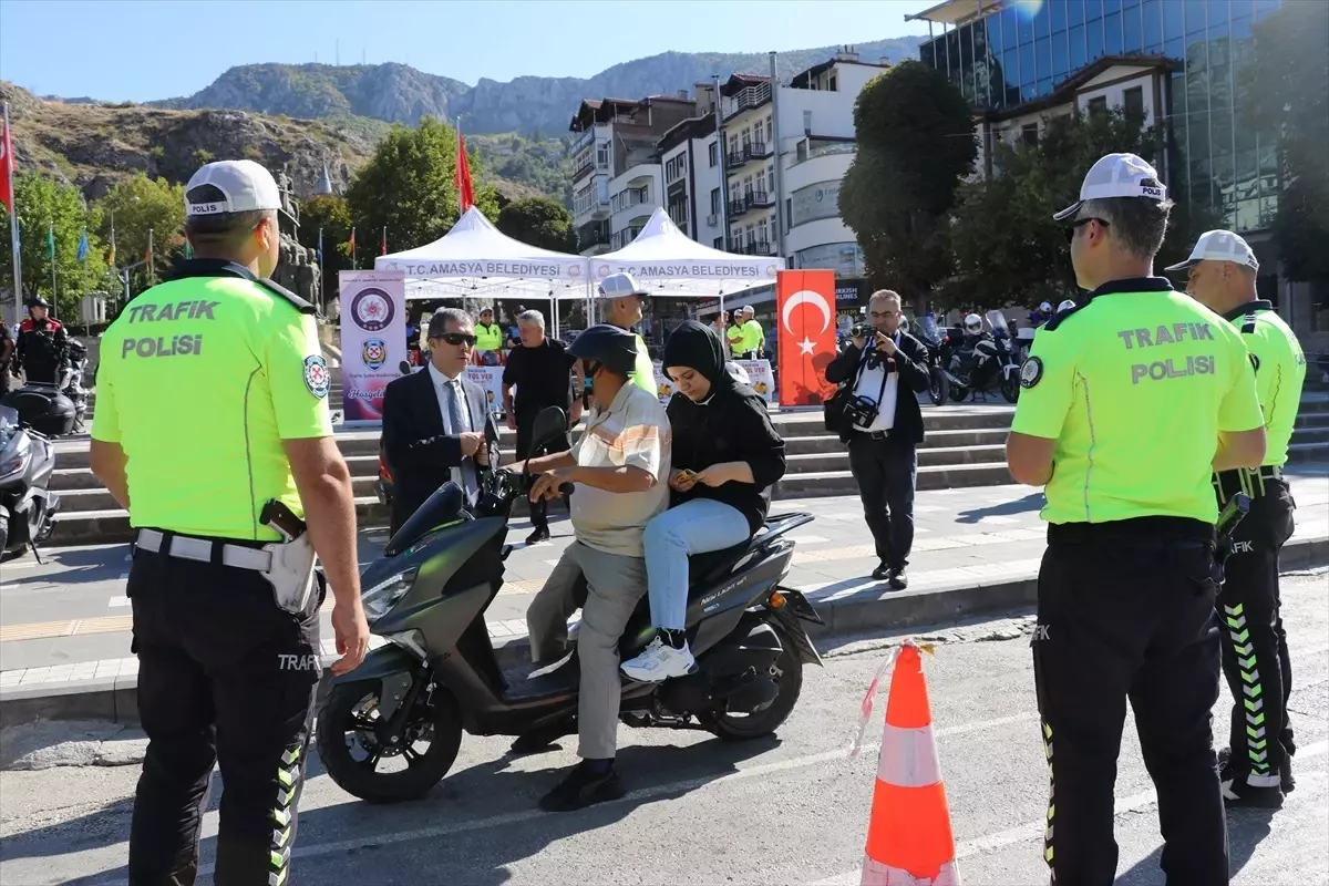 Amasya Emniyet Müdürlüğü Motosiklet Sürücülerine Kask Dağıttı