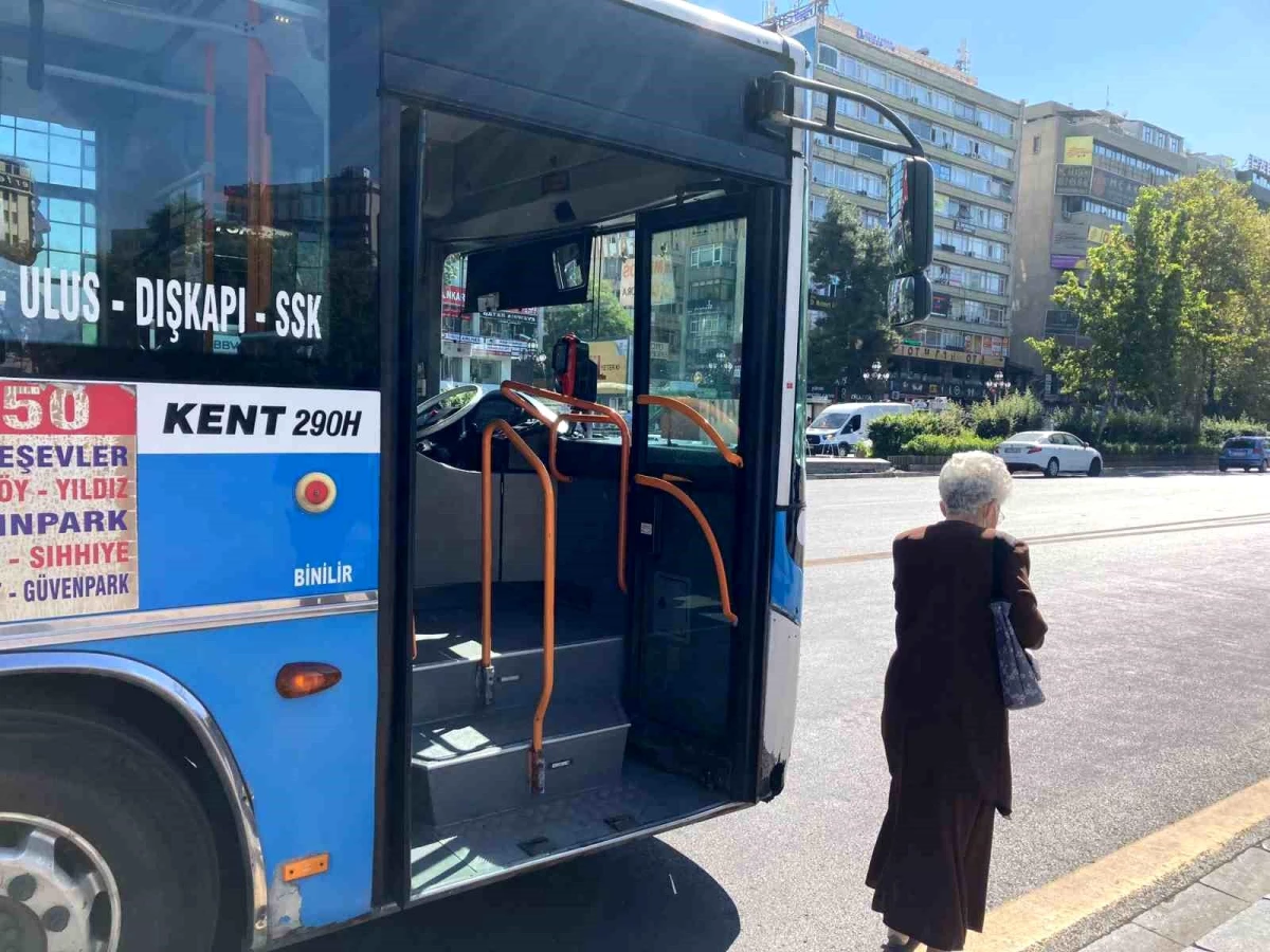 Ankara\'da Özel Halk Otobüsü Şoförleri ve 65 Yaş Üstü Vatandaşlar Arasında Tartışma