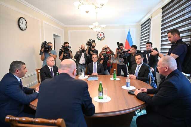 Azerbaycanlı yetkililer ile Karabağ'daki Ermeni nüfusun temsilcileri arasındaki ateşkes görüşmesi başladı