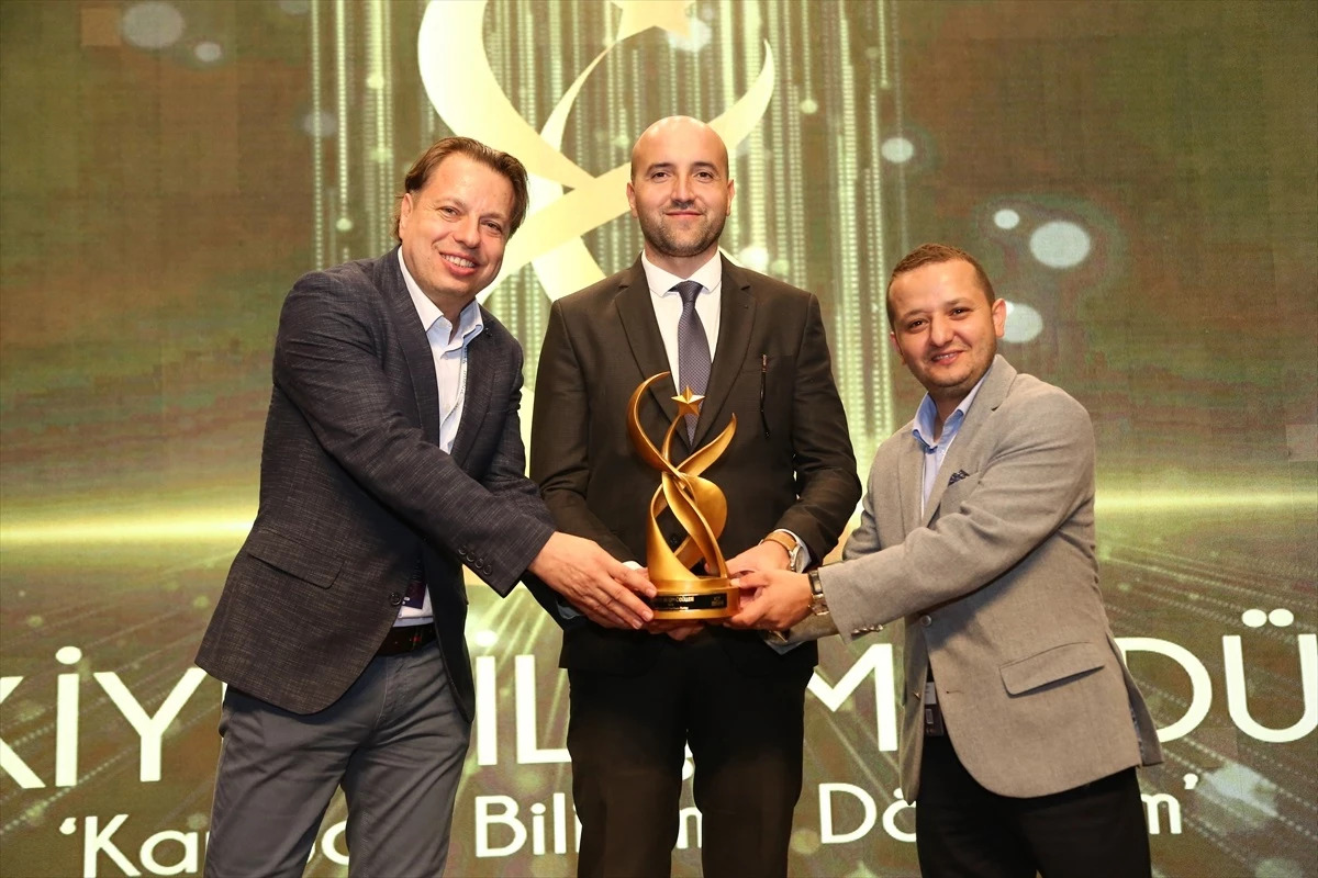 Bağcılar Belediyesi\'nin yapay zeka destekli Chatbot projesi BAGBİ, Türkiye Bilişim Ödülleri\'nde ödül kazandı