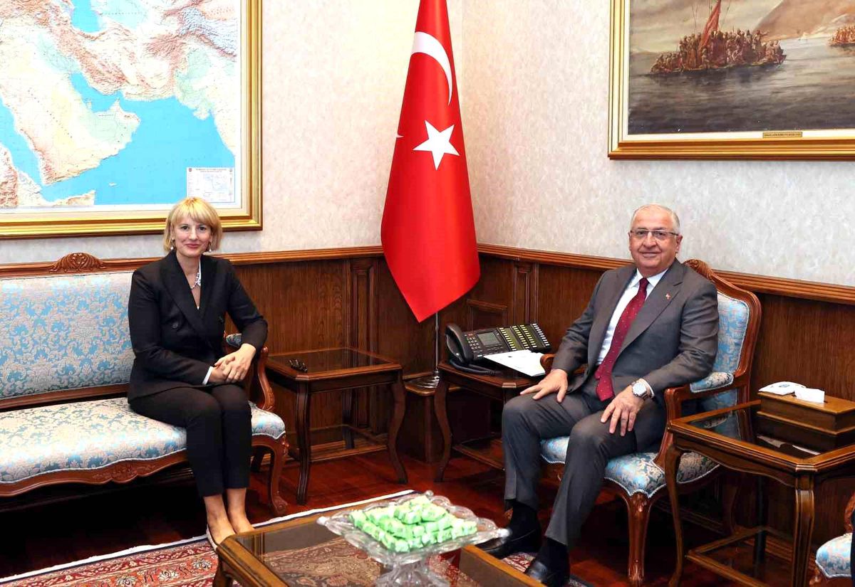 Milli Savunma Bakanı Yaşar Güler, İngiltere\'nin Ankara Büyükelçisi Jill Morris\'i kabul etti.
