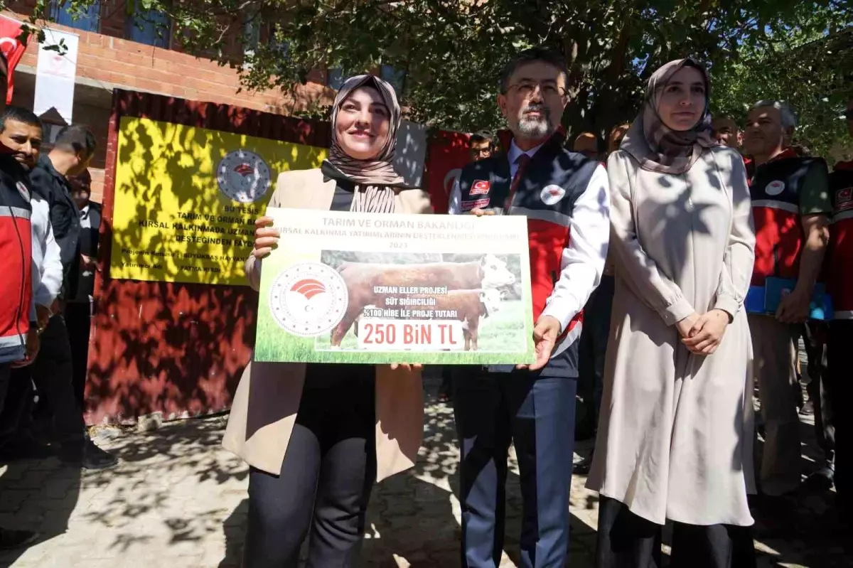 Tarım ve Orman Bakanı Yumaklı, genç girişimcinin hayvan yetiştiriciliği tesisini ziyaret etti