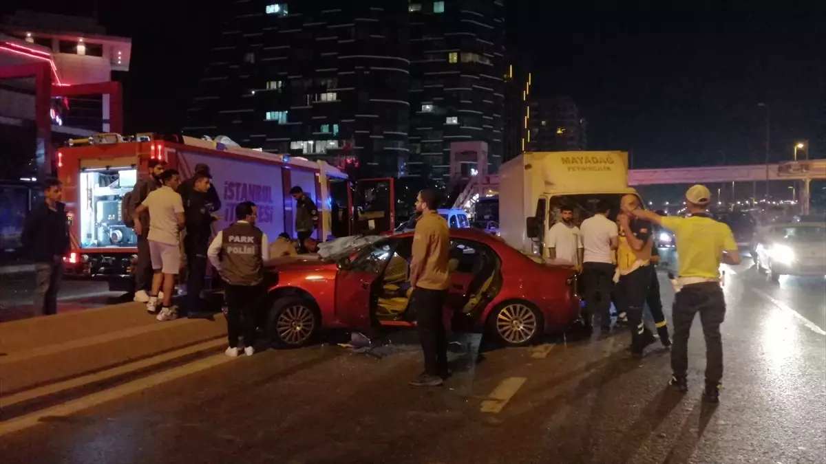 Bakırköy\'de otomobil ile kamyonet çarpıştı, 1 kişi yaralandı