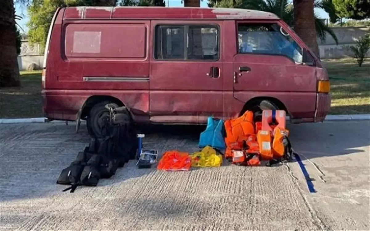 Balıkesir\'de 58 düzensiz göçmen yakalandı, 3 insan kaçakçısı gözaltına alındı