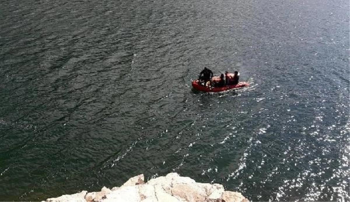 Gümüşhane\'de Gökçebel Barajı\'na düşen kamyonetin sürücüsü hayatını kaybetti