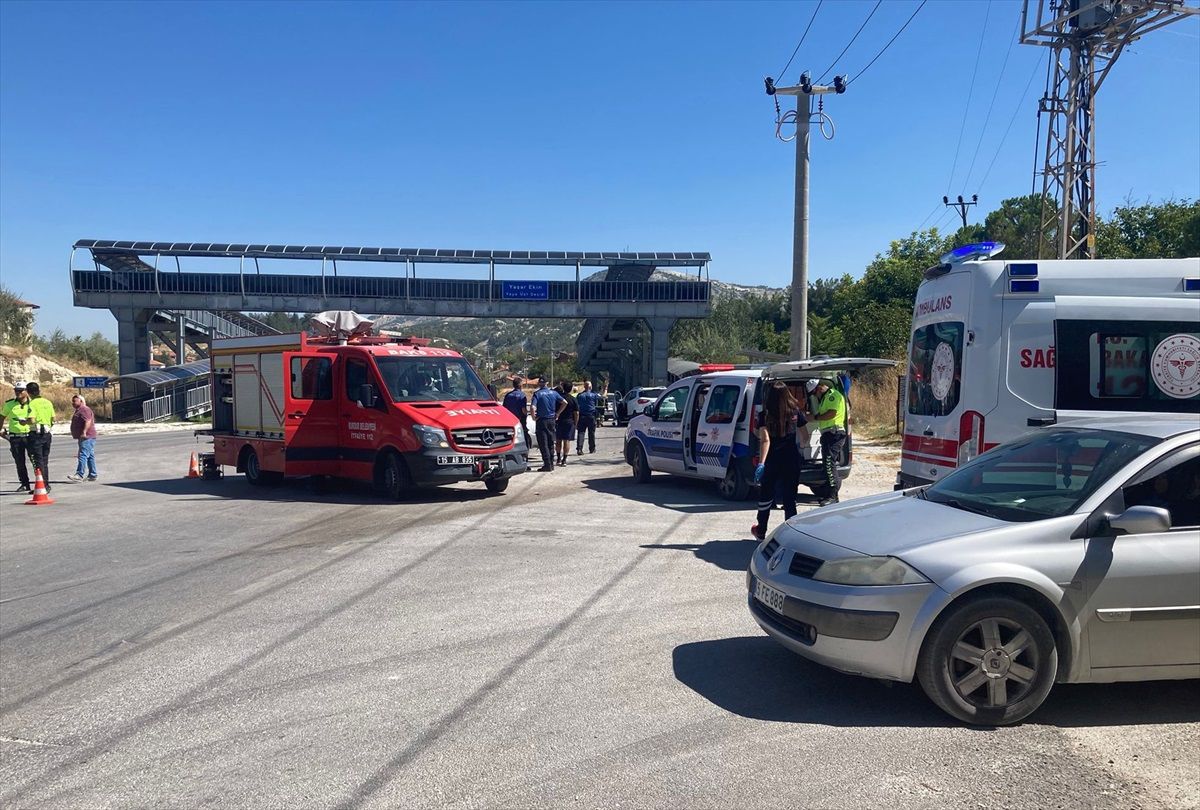 Burdur\'da Otomobil Çarpışması: 3 Yaralı