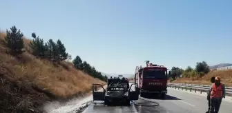 Afyonkarahisar'da seyir halindeki otomobil yanmaya başladı