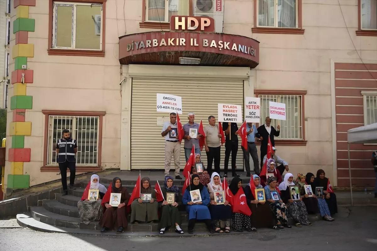 Diyarbakır\'da HDP İl Başkanlığı önündeki evlat nöbetine bir aile daha katıldı