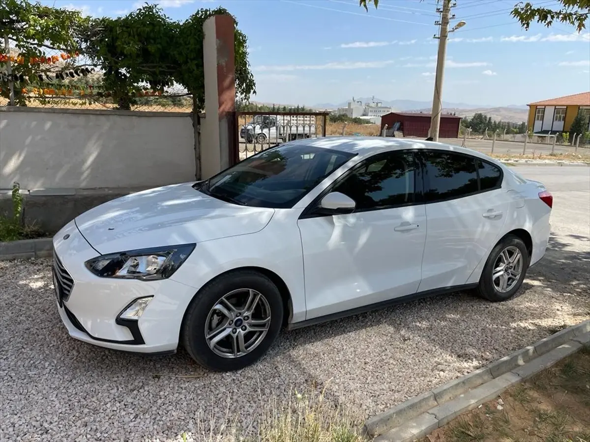 Elazığ\'da Belediye Meclis Üyesi\'nin Aracı Kurşunlandı