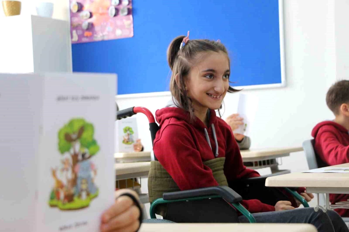 Doğuştan engelli 11 yaşındaki Miray Özcan, yazdığı kitaplarla kendisine hayran bırakıyor