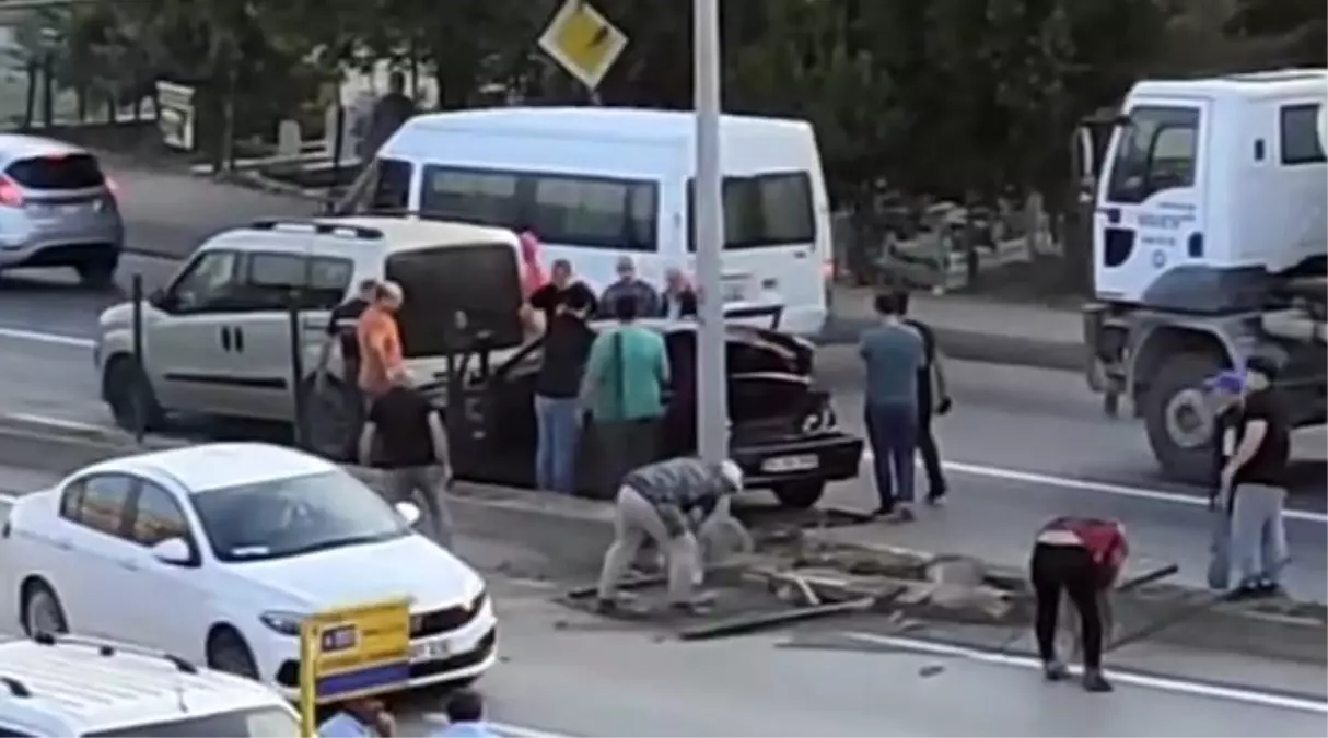 İnegöl\'de freni patlayan kamyon otomobile çarptı: 2 yaralı