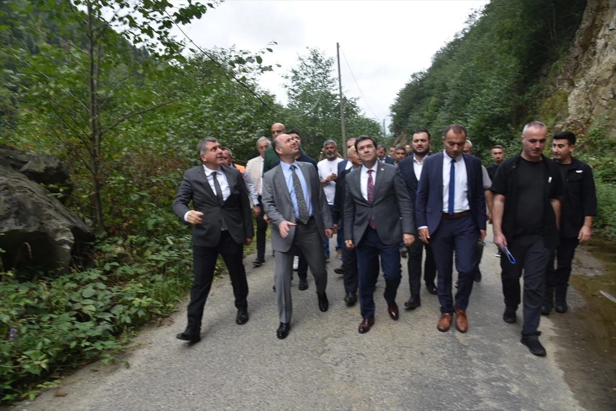 Giresun Valisi Mehmet Fatih Serdengeçti, Espiye\'deki heyelan bölgesinde incelemelerde bulundu