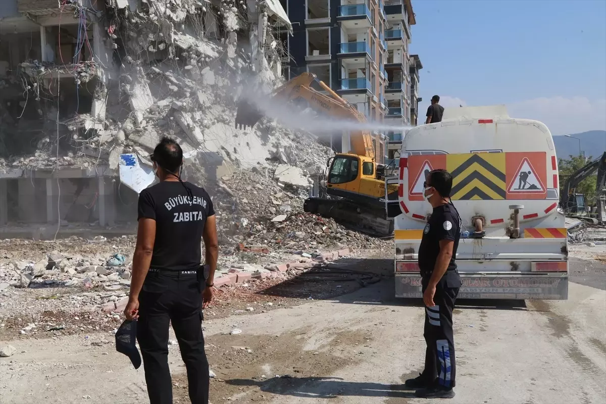 Hatay\'da depremden etkilenen yapıların kontrollü yıkımı devam ediyor