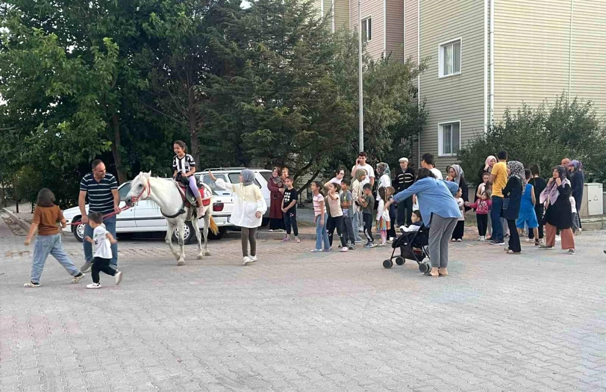 Hisarcık\'ta çocuklar ata binme yarıştı