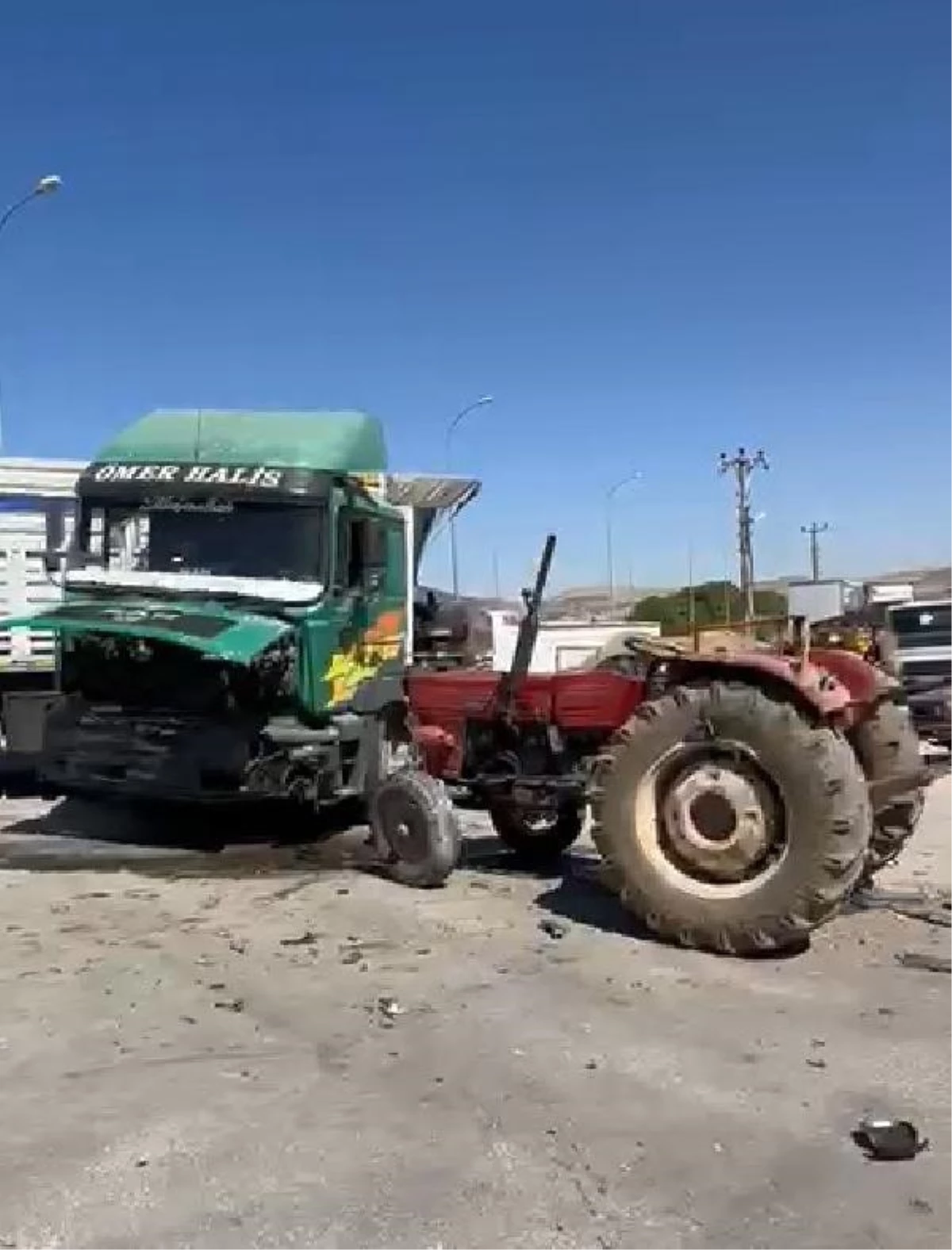 Dinar\'da kavşakta kaza: 2 yaralı, 4 araç hasar gördü
