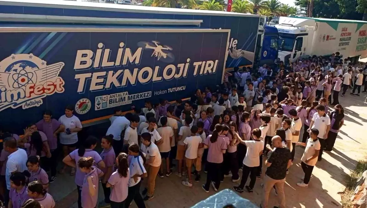 Kepez Belediyesi Mobil Sağlık Merkezi ve Bilim ve Teknoloji Tırı Alanya\'da Hizmet Veriyor