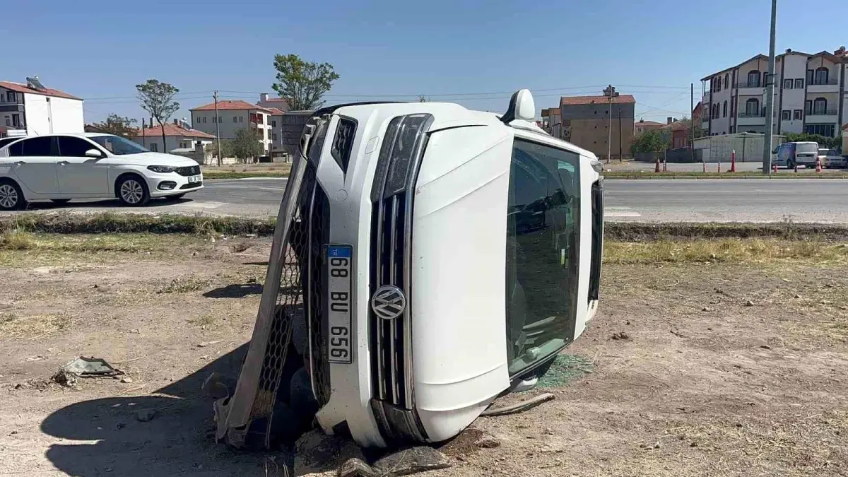 Aksaray\'da cip yan yattı, sürücü yaralandı