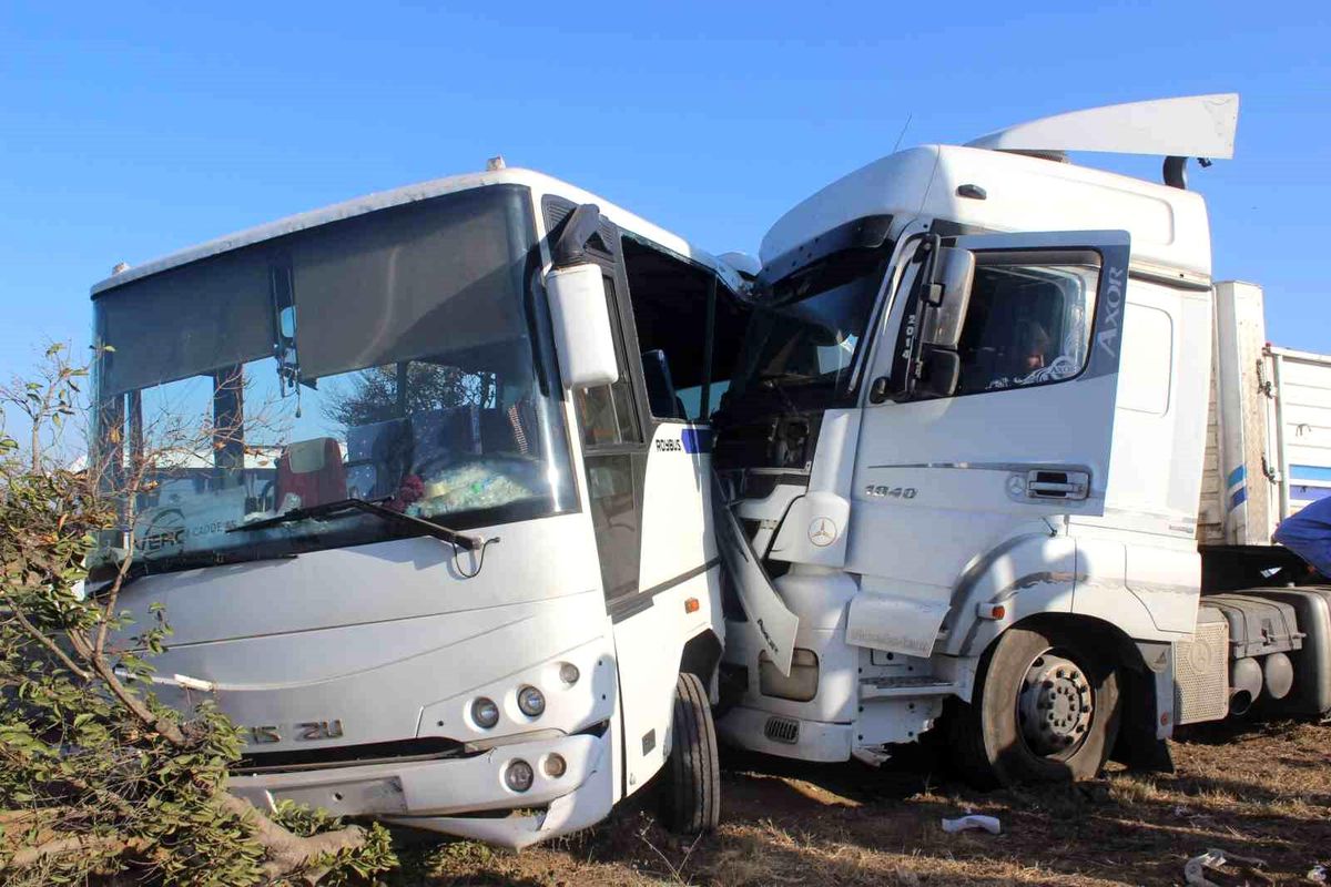Manisa\'da domates yüklü tır ile işçi servis minibüsü çarpıştı: 1\'i ağır, 23 yaralı