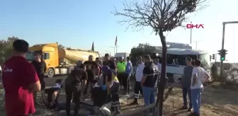 Salihli'de domates yüklü TIR ile işçi servisi çarpıştı: 1'i ağır 23 yaralı