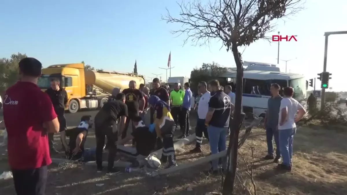 Salihli'de domates yüklü TIR ile işçi servisi çarpıştı: 1'i ağır 23 yaralı