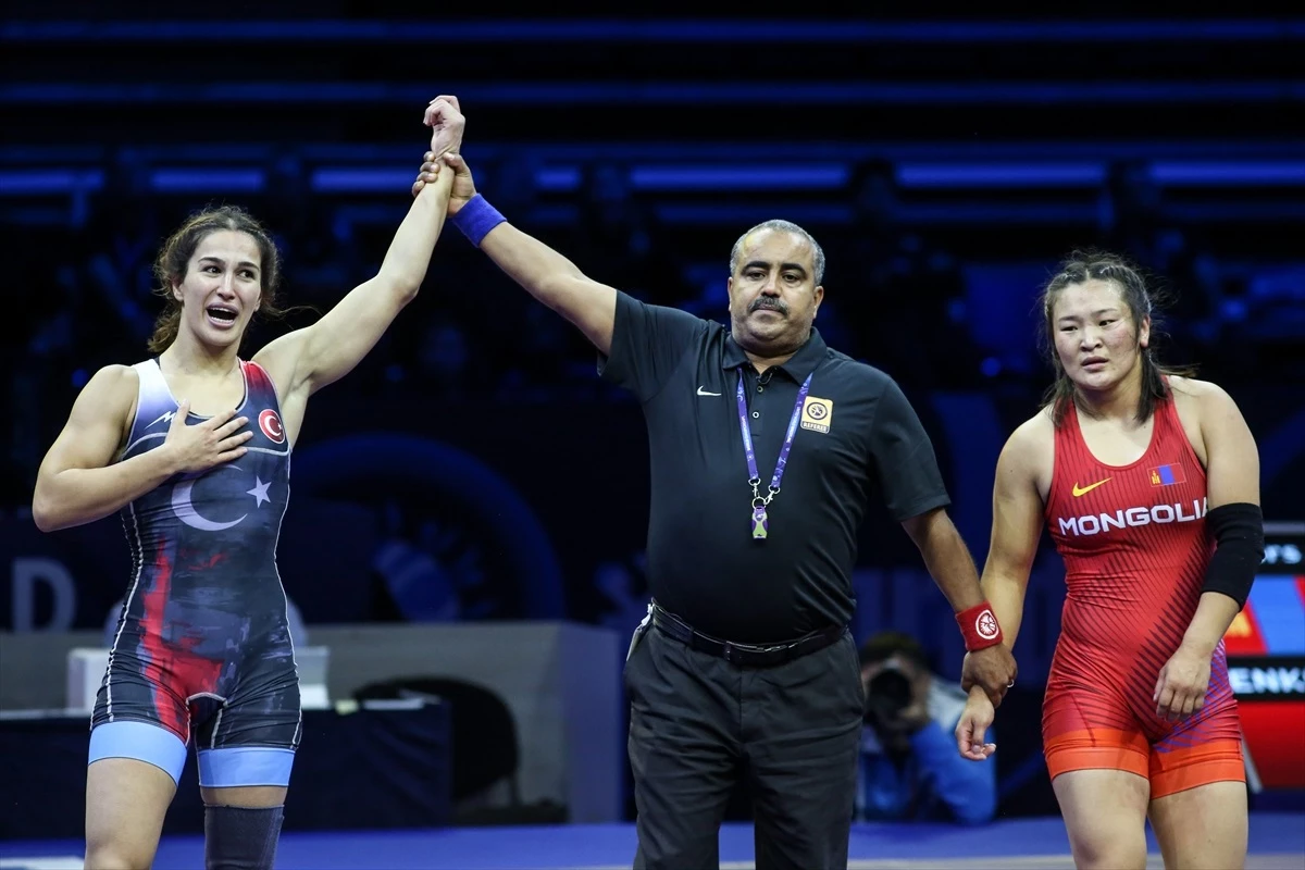 Sırbistan\'da düzenlenen 2023 Dünya Güreş Şampiyonası\'nda milli sporcu Buse Tosun Çavuşoğlu, kadınlar 68 kiloda altın madalya kazandı.