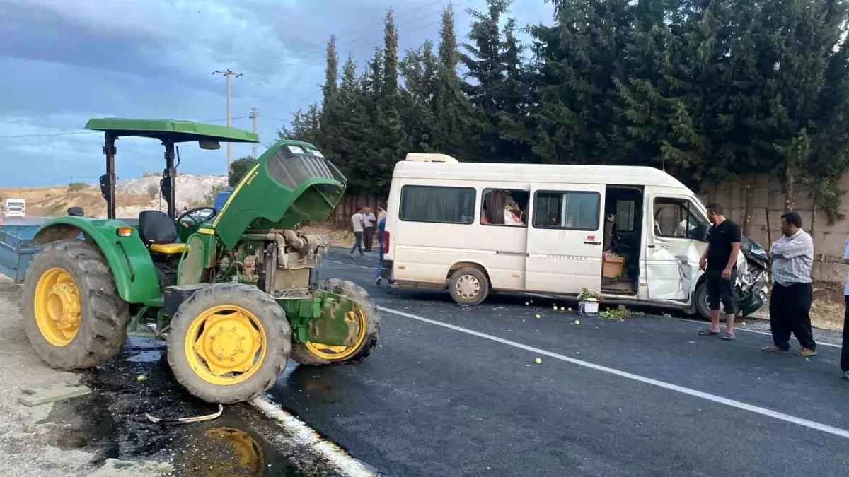 Adıyaman Gölbaşı\'nda minibüs ile traktör çarpıştı: 5 yaralı