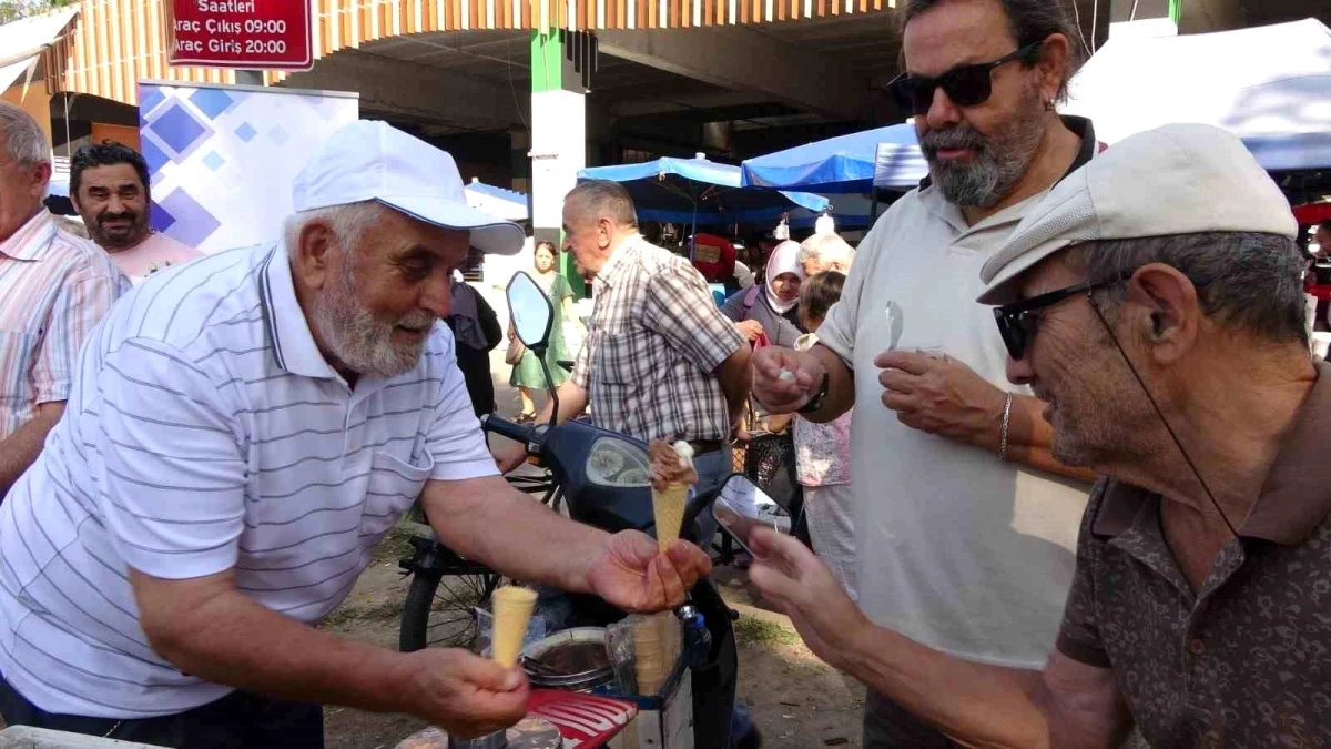 İzmit\'te 71 ve 61 yıldır seyyar dondurma satan esnaflara plaket takdim edildi