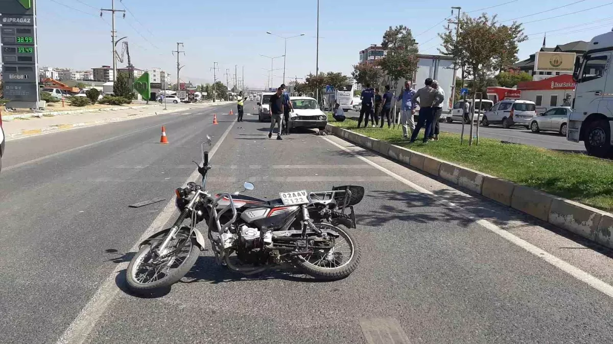 Adıyaman Küçük Sanayi Sitesi\'nde Otomobil ve Motosiklet Çarpışması: 1 Kişi Ağır Yaralandı