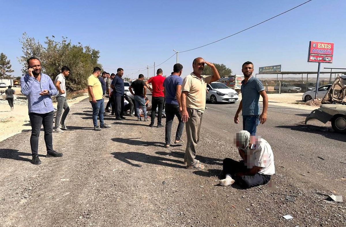 Suruç\'ta kafa kafaya çarpışan otomobillerde 4 kişi yaralandı