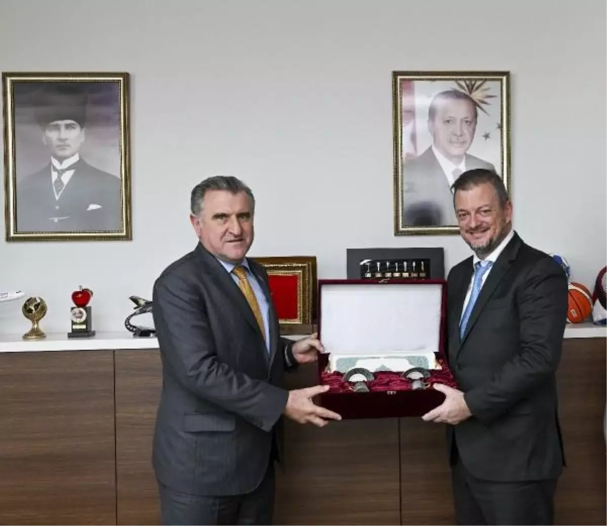Gençlik ve Spor Bakanı Osman Aşkın Bak, Uluslararası Paralimpik Komitesi Başkanı Andrew Parsons ile Görüştü