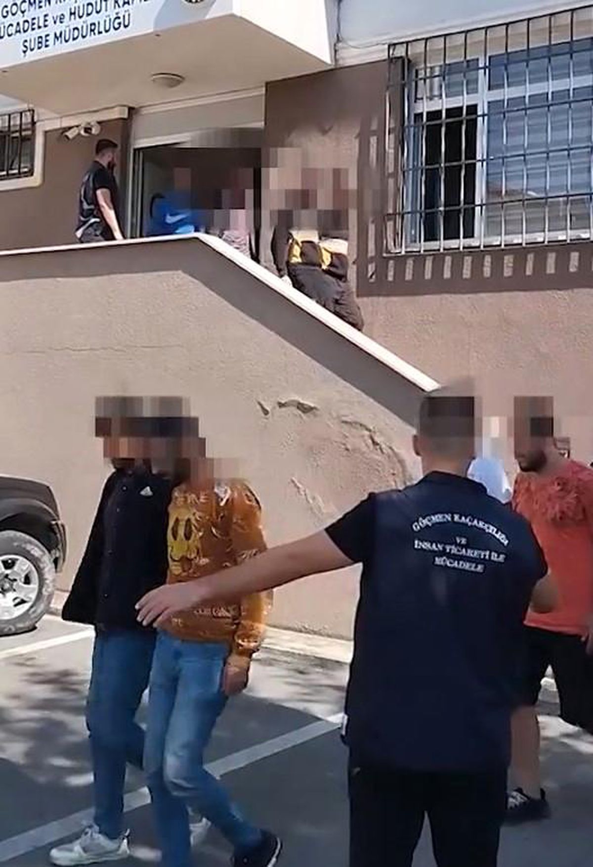 Kocaeli\'de 22 düzensiz göçmen yakalandı, 3 şüpheli tutuklandı