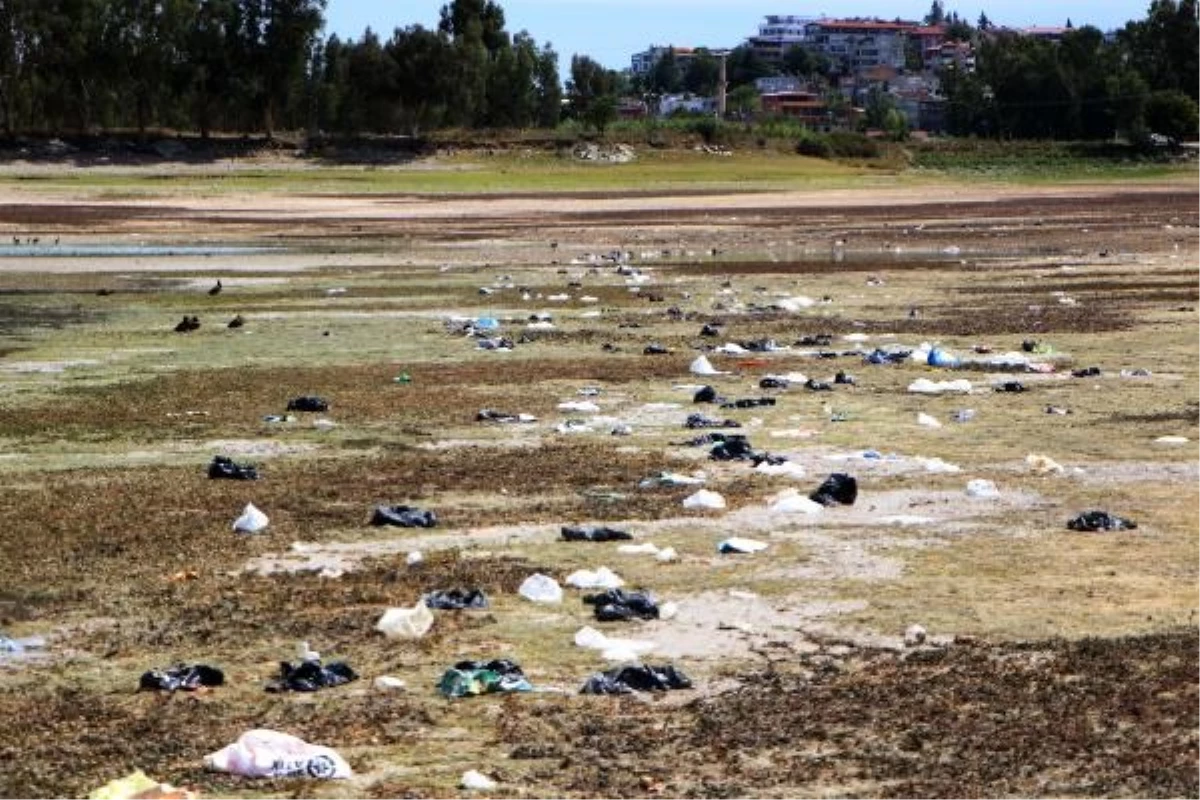 Seyhan Baraj Gölü\'nde Piknikçilerin Bıraktığı Çöpler Kötü Görüntü Oluşturdu