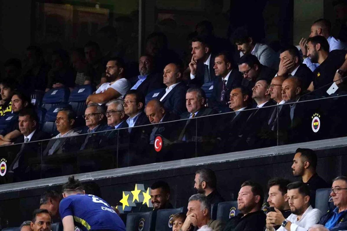 A Milli Futbol Takımı\'nın yeni teknik direktörü Vincenzo Montella, Fenerbahçe-Nordsjaelland maçını tribünden izledi