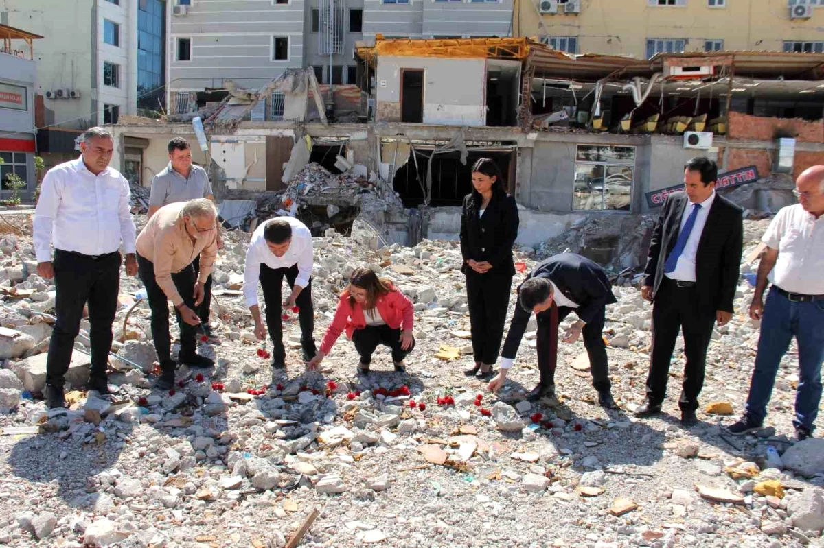 6 Şubat Depreminde Kıbrıslı sporcuların da hayatını kaybettiği İsias Otel\'in yerine karanfil bırakıldı
