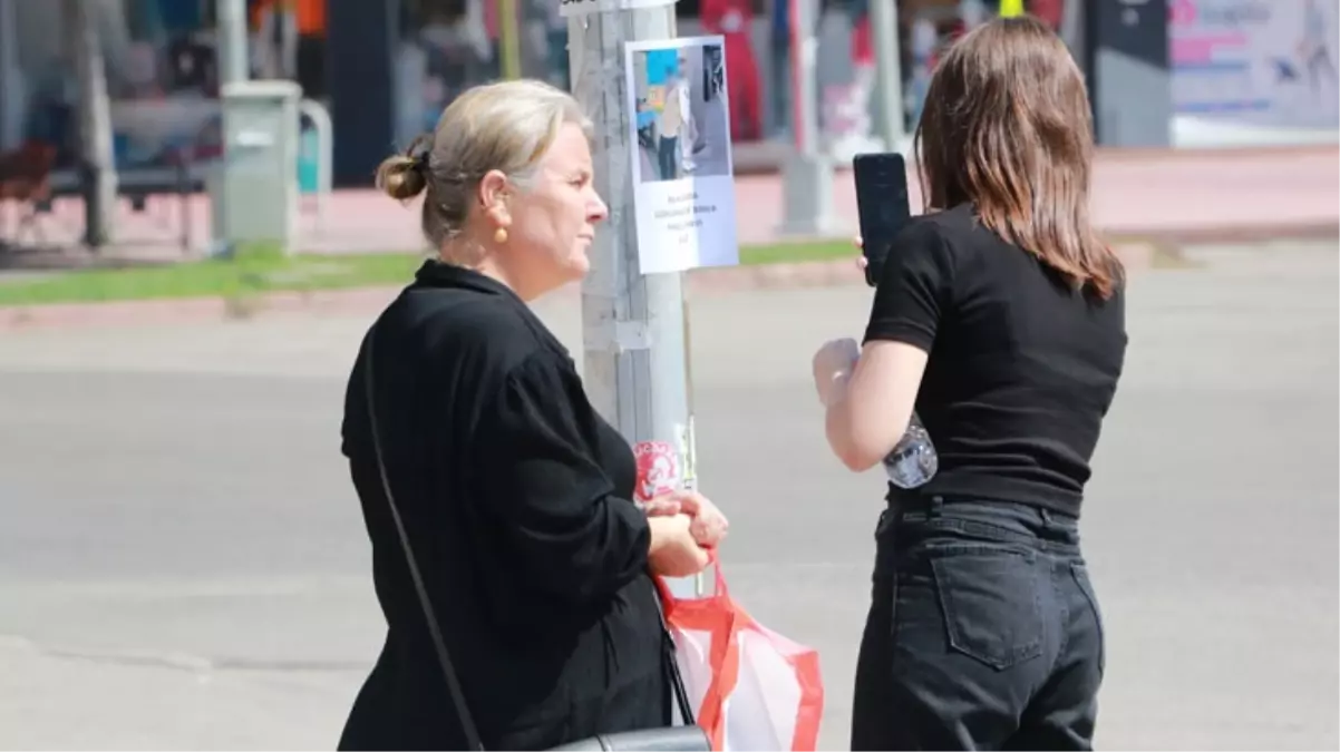 2 erkeğin fotoğrafına \'\'Bu köpekleri görürseniz önlerine kaşar atmayı unutmayın\'\' yazıp ilan diye astılar