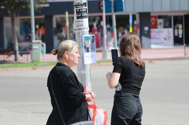 2 erkeğin olduğu fotoğrafa 'Bu köpekleri yolda görürseniz önlerine kaşar atın' yazdılar