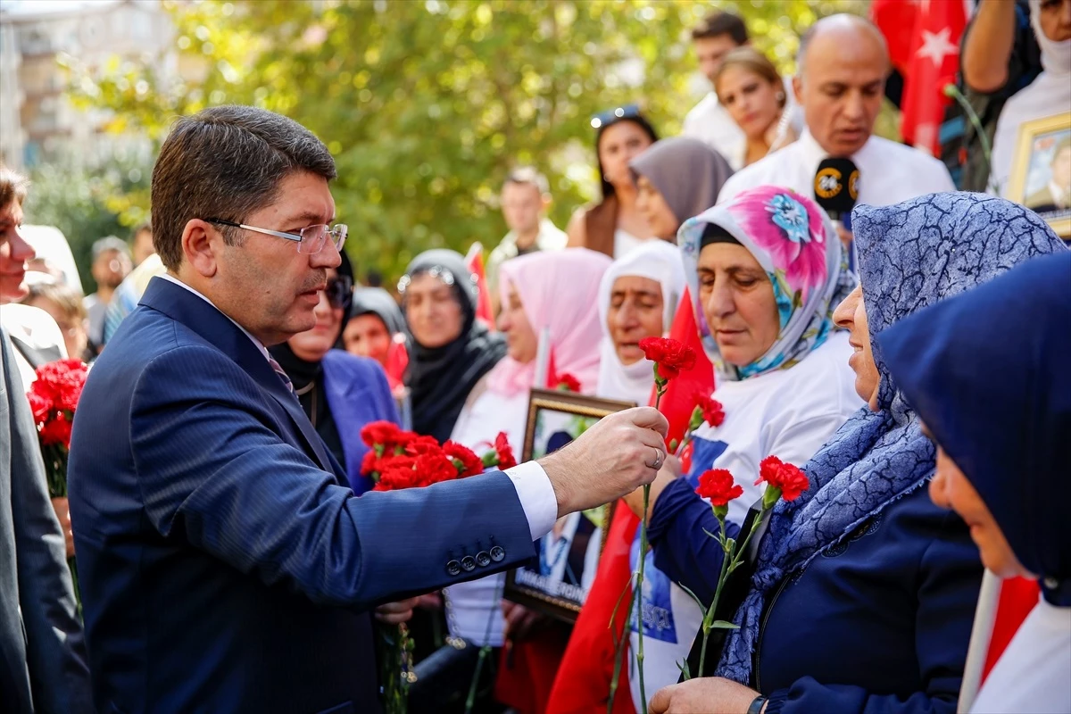 Adalet Bakanı Yılmaz Tunç, Diyarbakır annelerini ziyaret etti