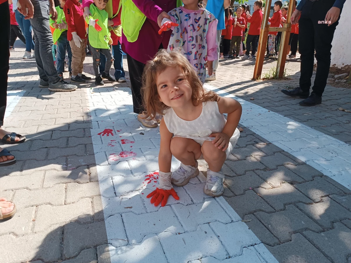 Antalya\'da Öğrencilerden "Trafikte Ben de Varım" Etkinliği