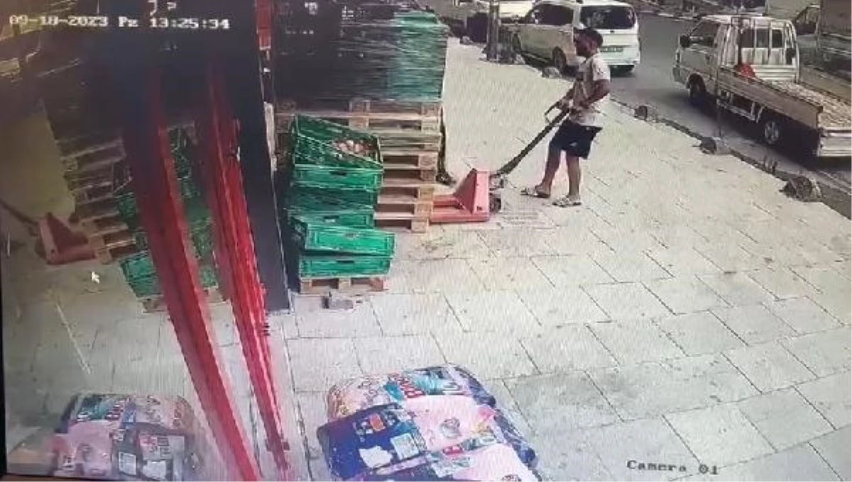 Arnavutköy\'de Zincir Marketlerin Önündeki Transpaletleri Çalan Hırsızlar Yakalandı