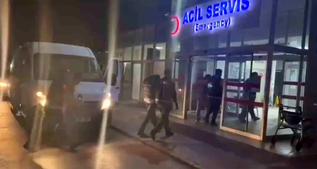 Ayvalık\'ta 14 düzensiz göçmen ve 7 organizatör yakalandı
