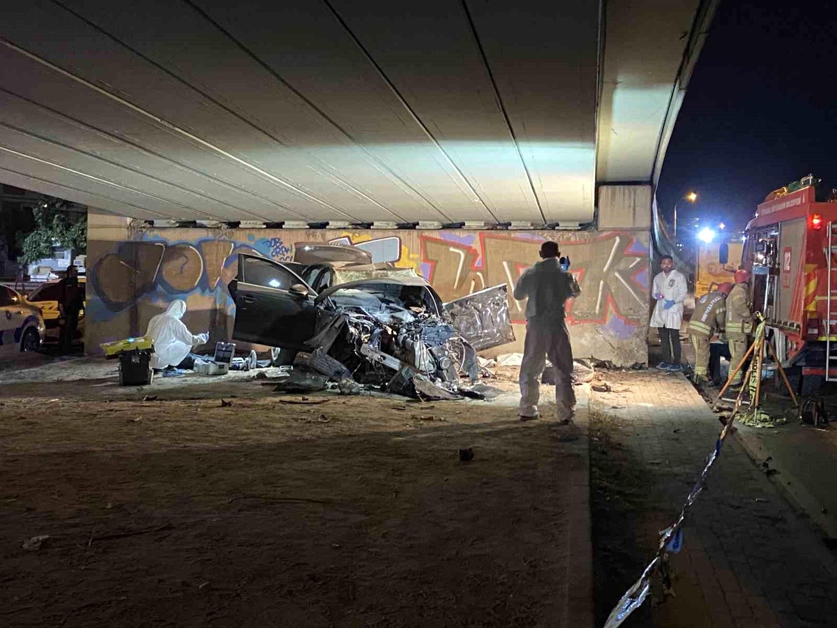 Bahçelievler\'de feci kaza: Kontrolden çıkıp duvara çarpan araçtaki 4 kişi öldü