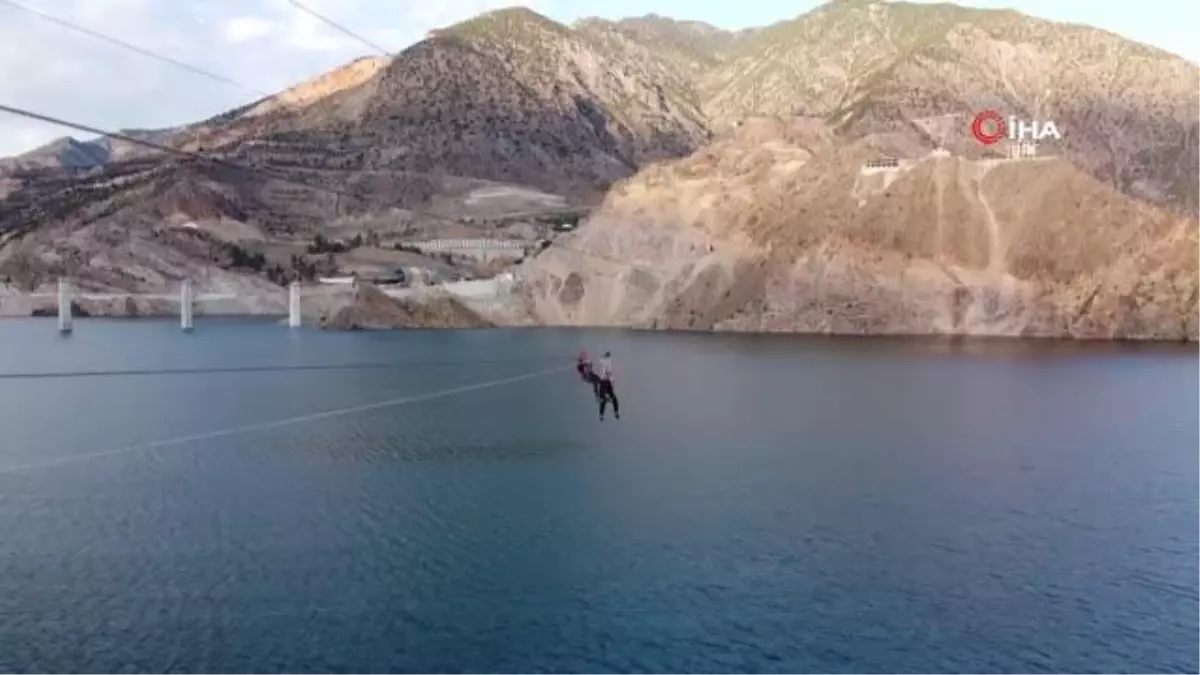 Belediye Başkanı zipline ile deneme geçişi yaparken baraj gölü üzerinde mahsur kaldı