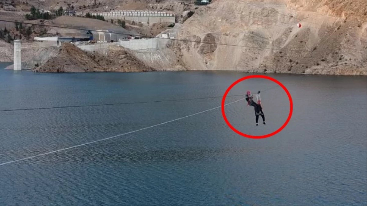 Zipline hattını denemek isteyen belediye başkanı, 80 metre yükseklikte mahsur kaldı