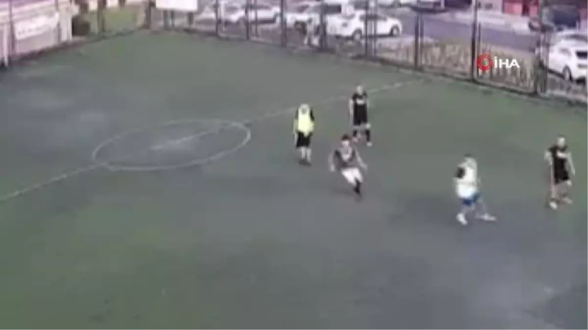 Bursa\'da Halı Sahada Kalp Krizi Geçiren Genç Hastaneye Kaldırıldı