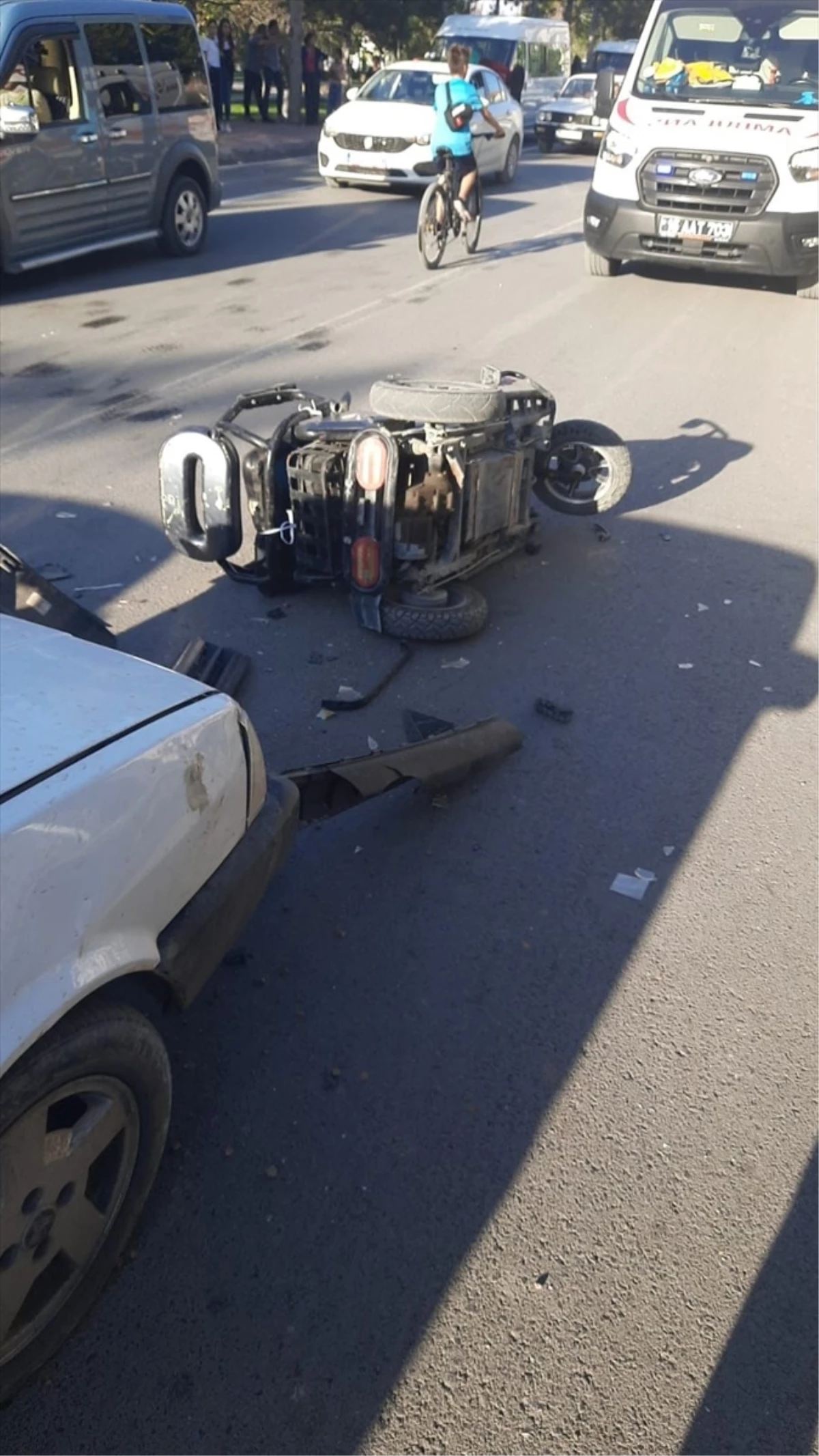 Burdur\'da Elektrikli Motosiklet Kazası: Sürücü Ağır Yaralandı