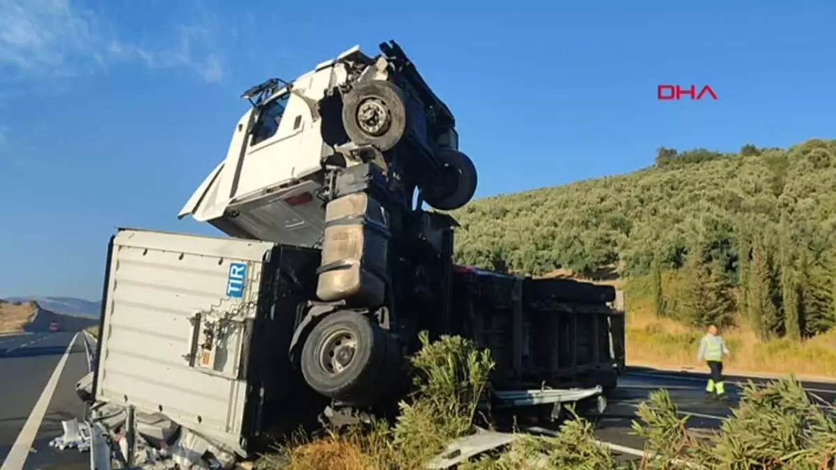 Orhangazi\'de TIR Kaza Yaptı: 25 Ton Enerji İçeceği Yola Saçıldı