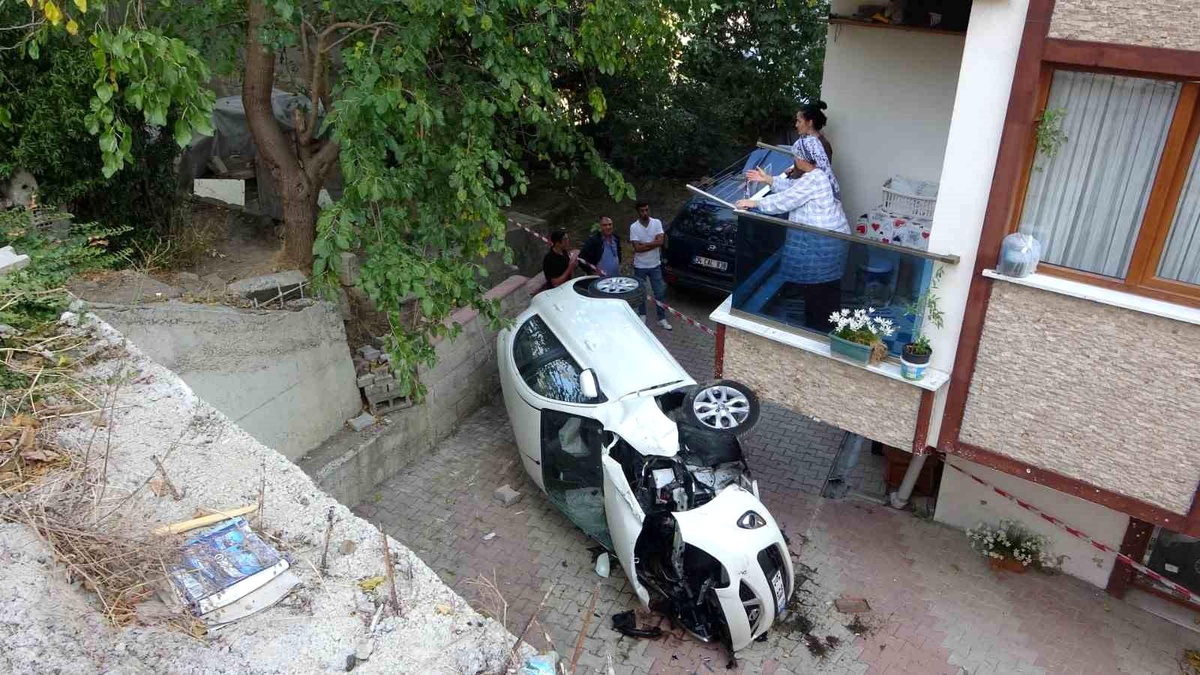 Çekmeköy\'de Kadın Sürücü Apartman Boşluğuna Düştü